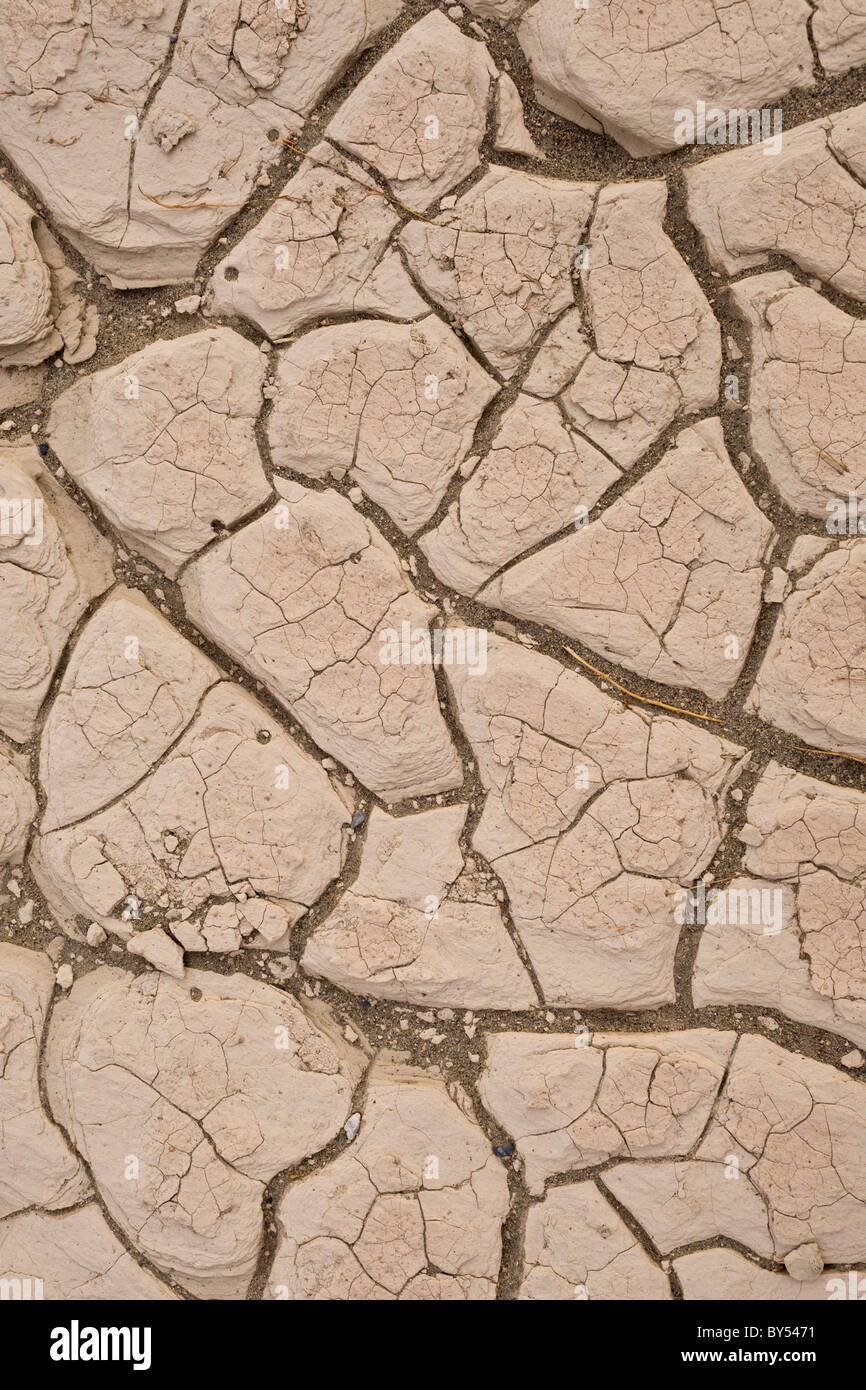 Fango essiccato crepe nelle antiche lakebed del Mesquite Flat dune di sabbia nel Parco Nazionale della Valle della Morte, California, Stati Uniti d'America. Foto Stock