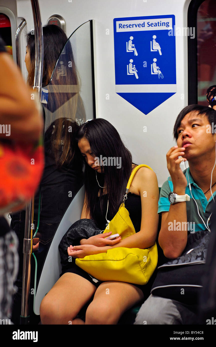 Ragazza dorme Singapore MRT Network Foto Stock