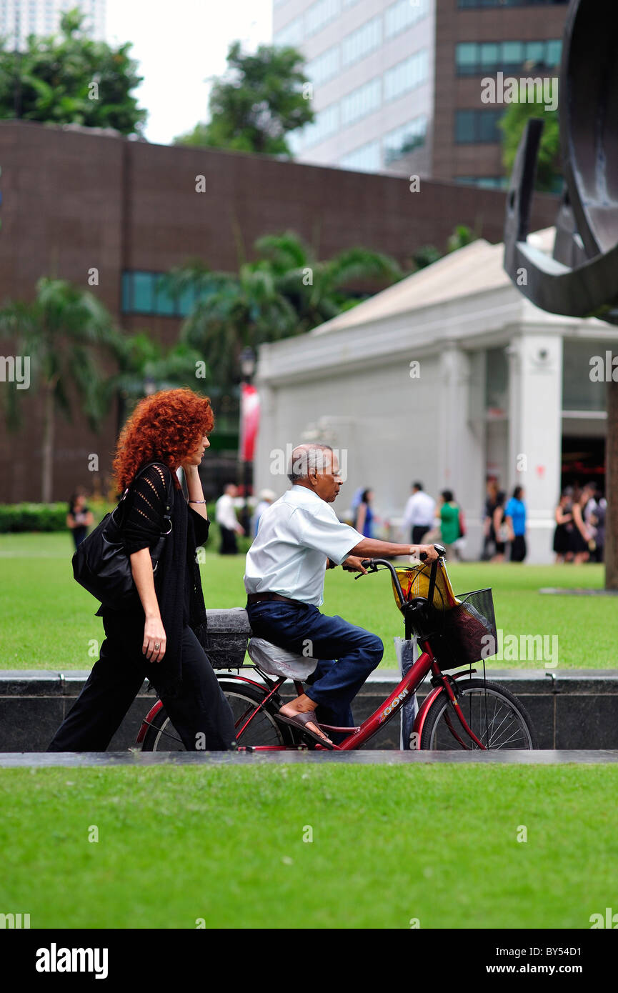 Indian Gentleman offrendo Post su Bike Business District Singapore Foto Stock