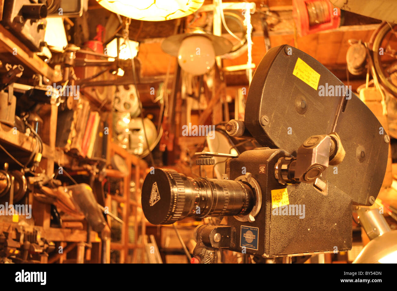 Una vecchia macchina fotografica del film in un negozio di junkman in Jaffa Foto Stock