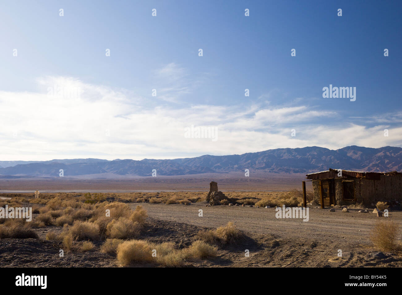 Resti di edifici abbandonati contro le montagne Panamint nella Valle della Morte città fantasma di Ballarat, California, Stati Uniti d'America. Foto Stock
