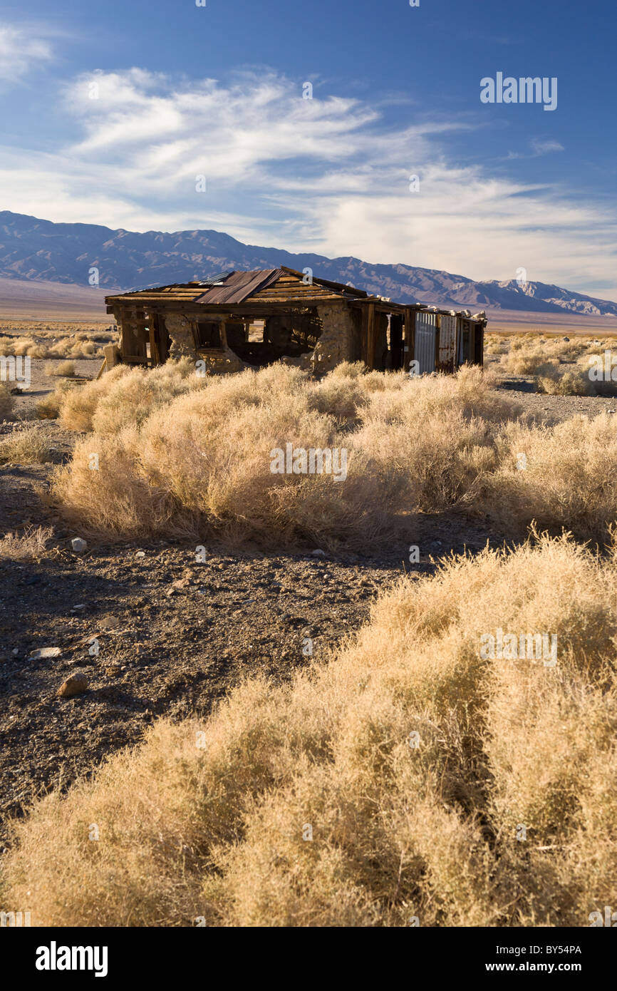 Resti di un edificio abbandonato contro il Panamint montagne nella Valle della Morte città fantasma di Ballarat, California, Stati Uniti d'America. Foto Stock