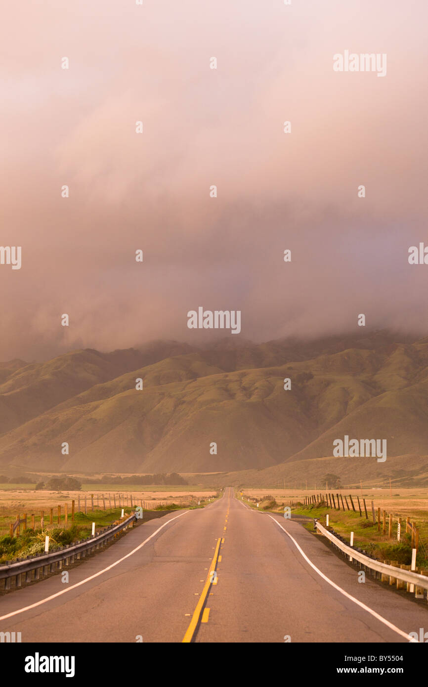 Pacific Coast Highway (Stato percorso 1) lungo la Central costa della California di San Simeone. Foto Stock