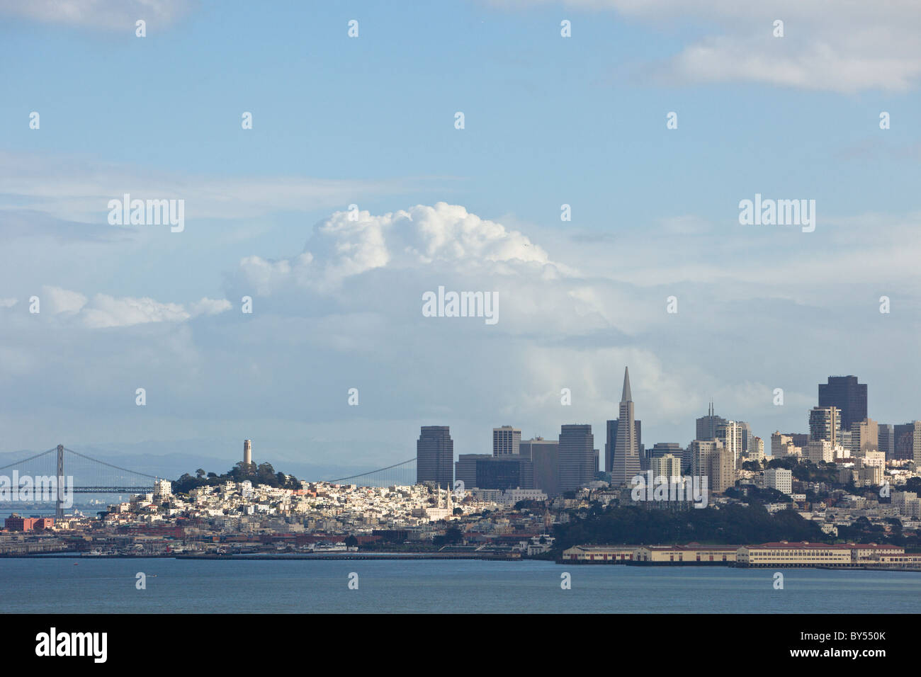 San Francisco Bay Area e sullo skyline della città visto dal Golden Gate National Recreation Area, San Francisco, California, Stati Uniti d'America. Foto Stock