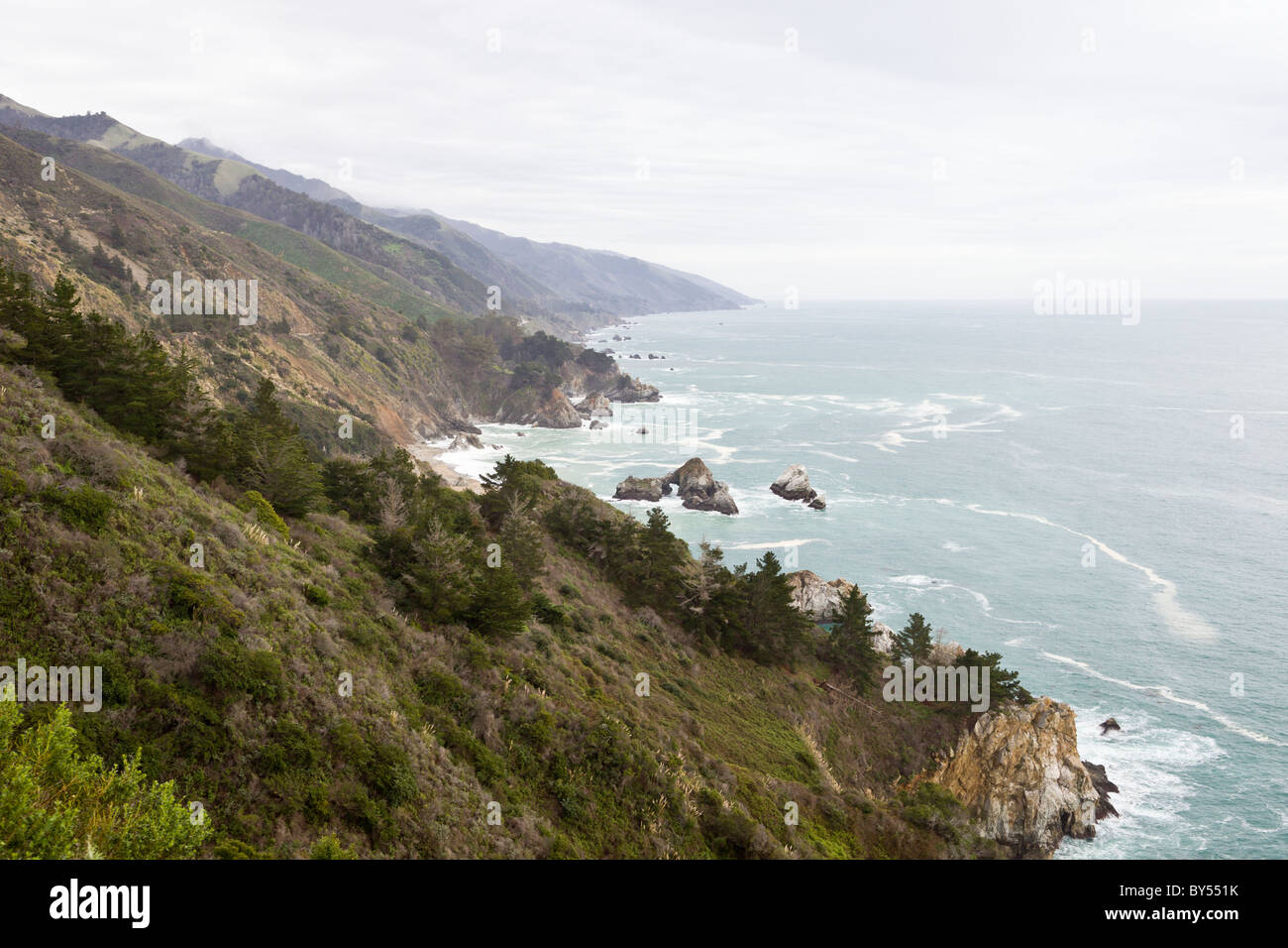 Oceano Pacifico si blocca sulla costa rocciosa di Big Sur lungo la California's Pacific Coast Highway, California, Stati Uniti d'America. Foto Stock