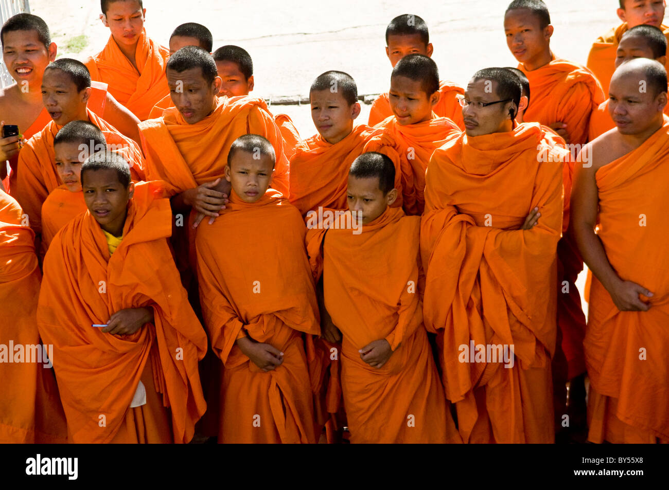Un gruppo di monaci buddisti insieme permanente. Foto Stock