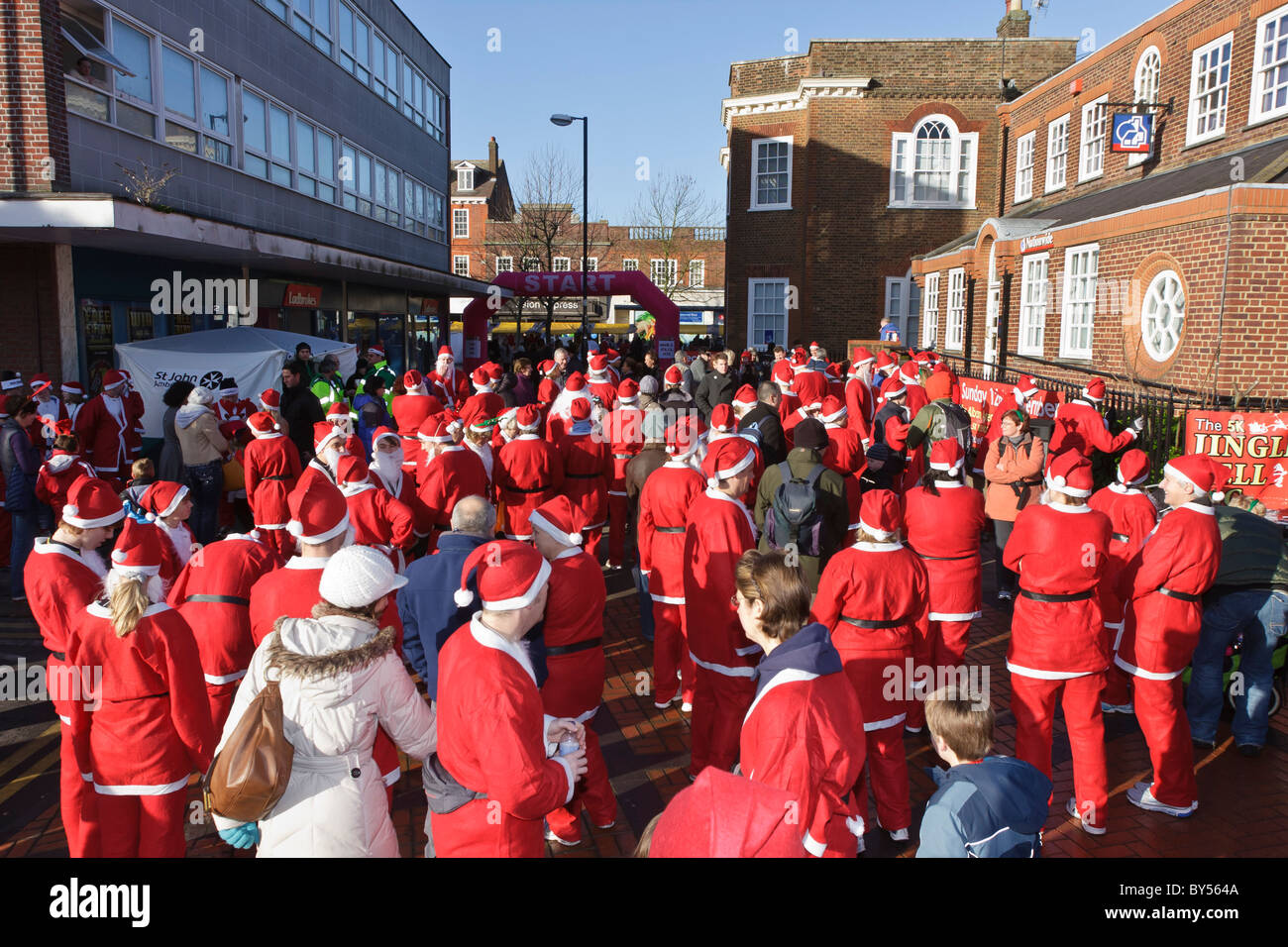 Persone vestite con abiti di Santa in attesa di iniziare il Jingle Bell Jog fun run, St Albans, UK 2010 Foto Stock