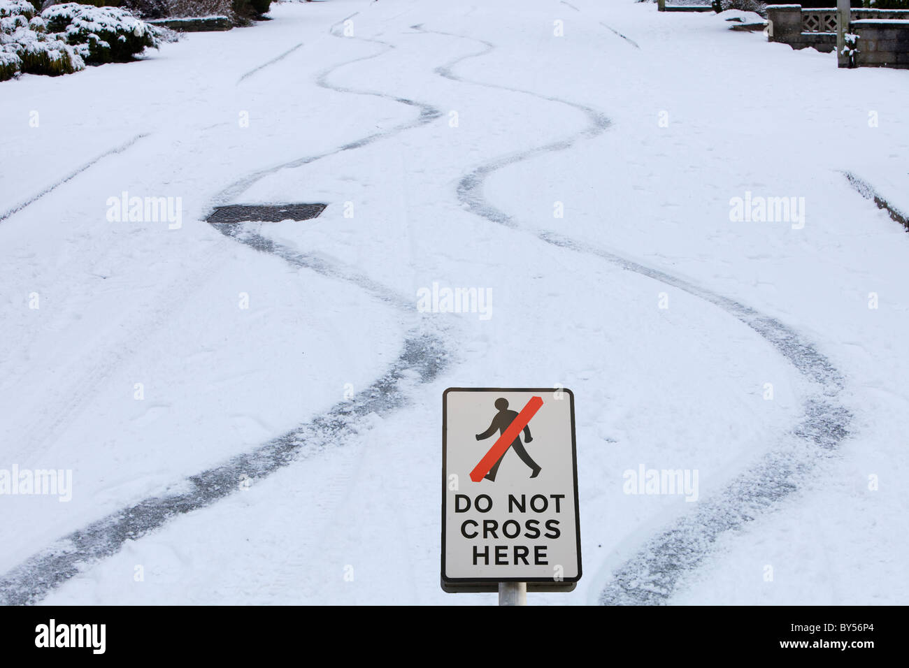Segni di slittamento nella neve da un auto su una strada ripida in Ambleside Regno Unito Foto Stock