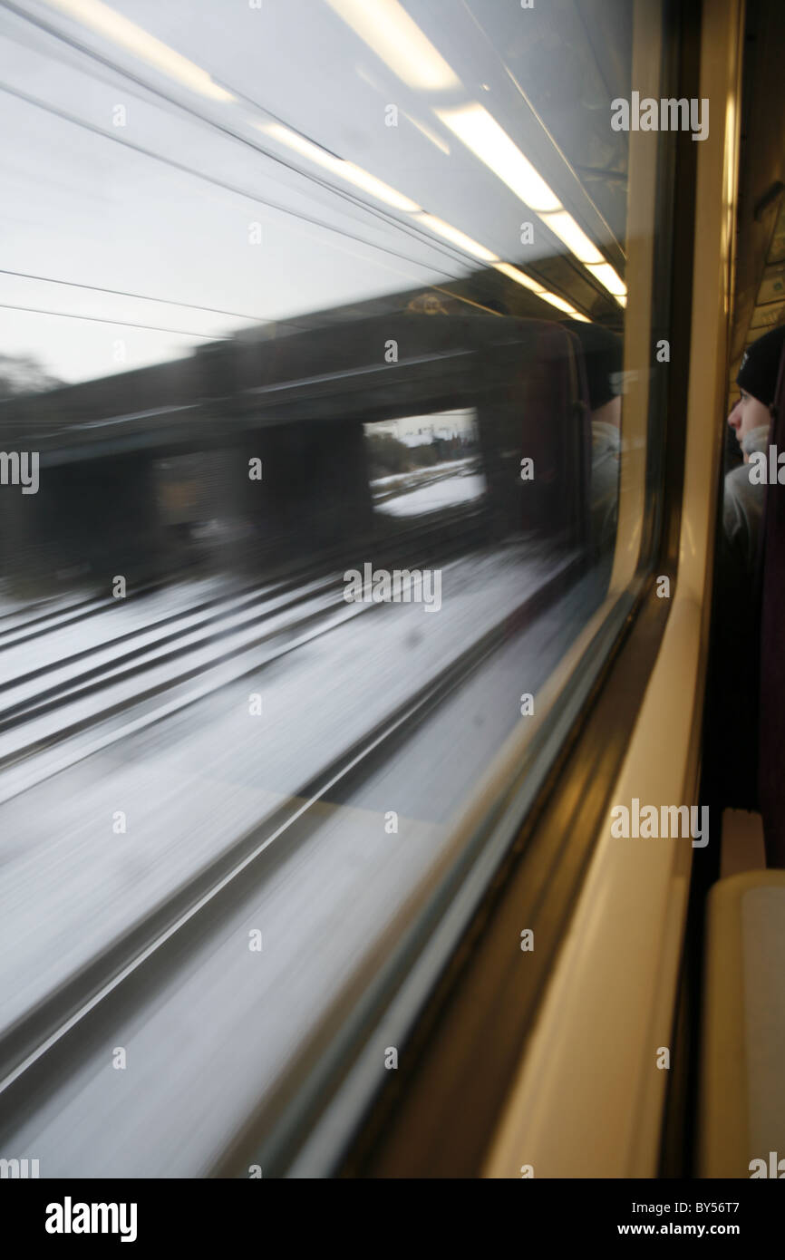 Vista di paesaggi innevati dal treno veloce finestra Foto Stock