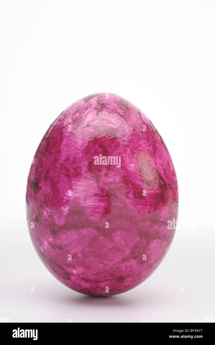 Rosa uovo di pasqua isolato su sfondo bianco Foto Stock