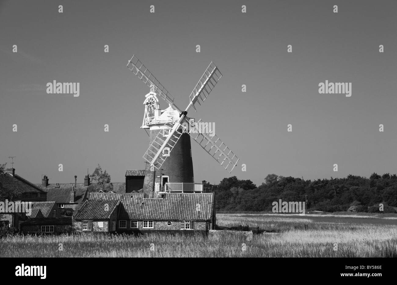 Una vista in bianco e nero del Mulino Cley sulla Costa North Norfolk, Inghilterra, Regno Unito. Foto Stock