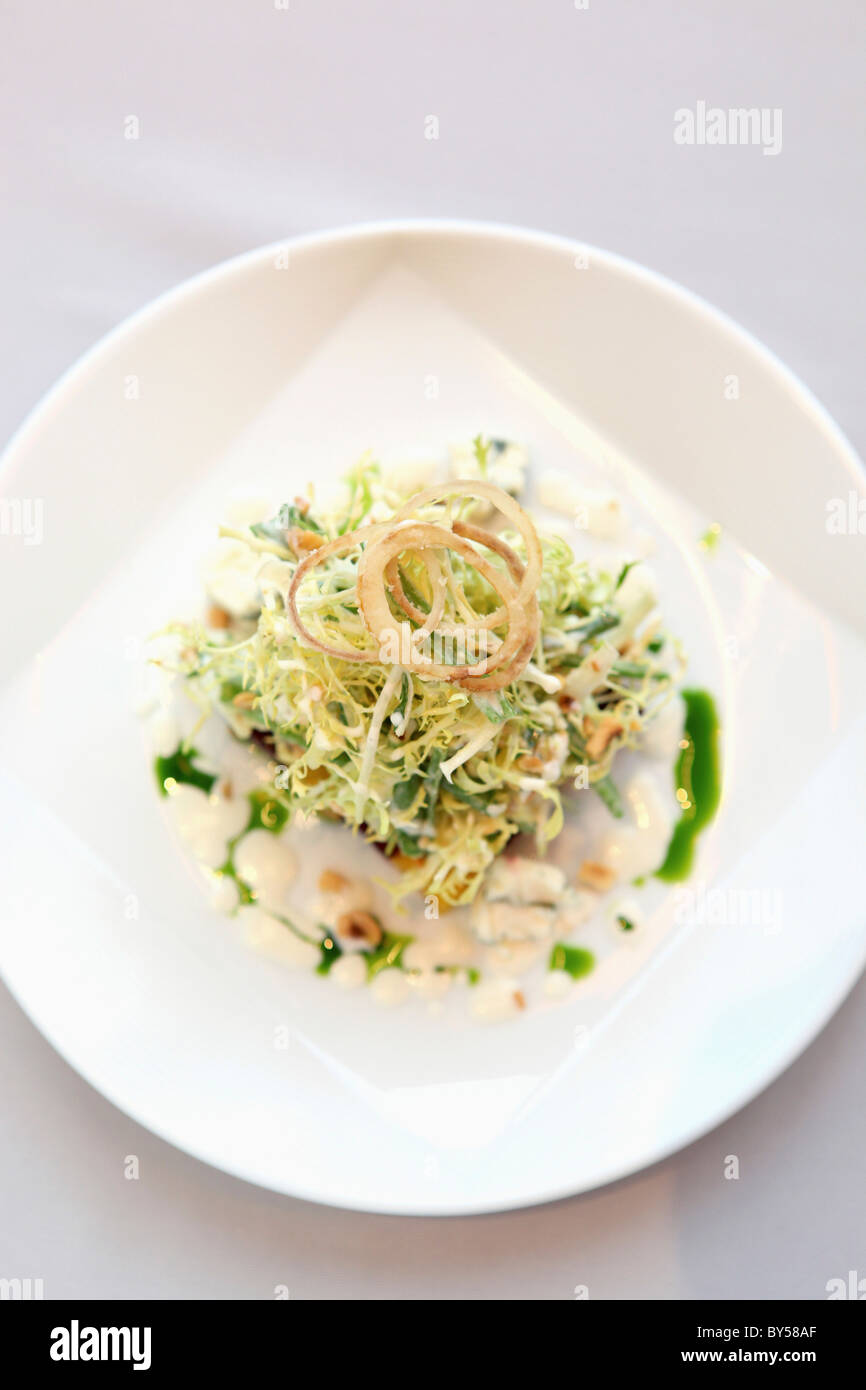 Una insalata guarnito con cipolle fritte Foto Stock