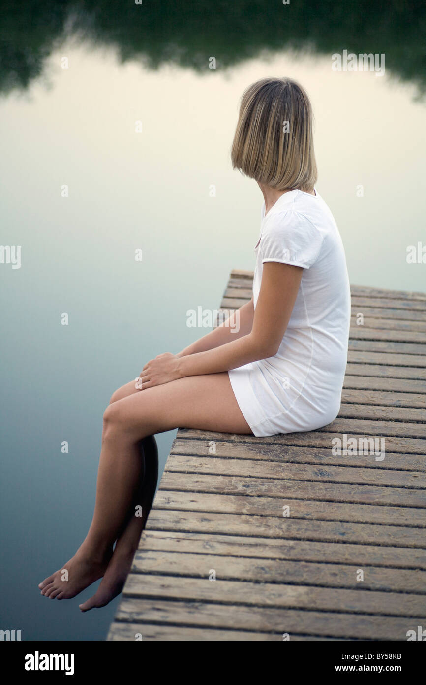 Donna sul molo Foto Stock