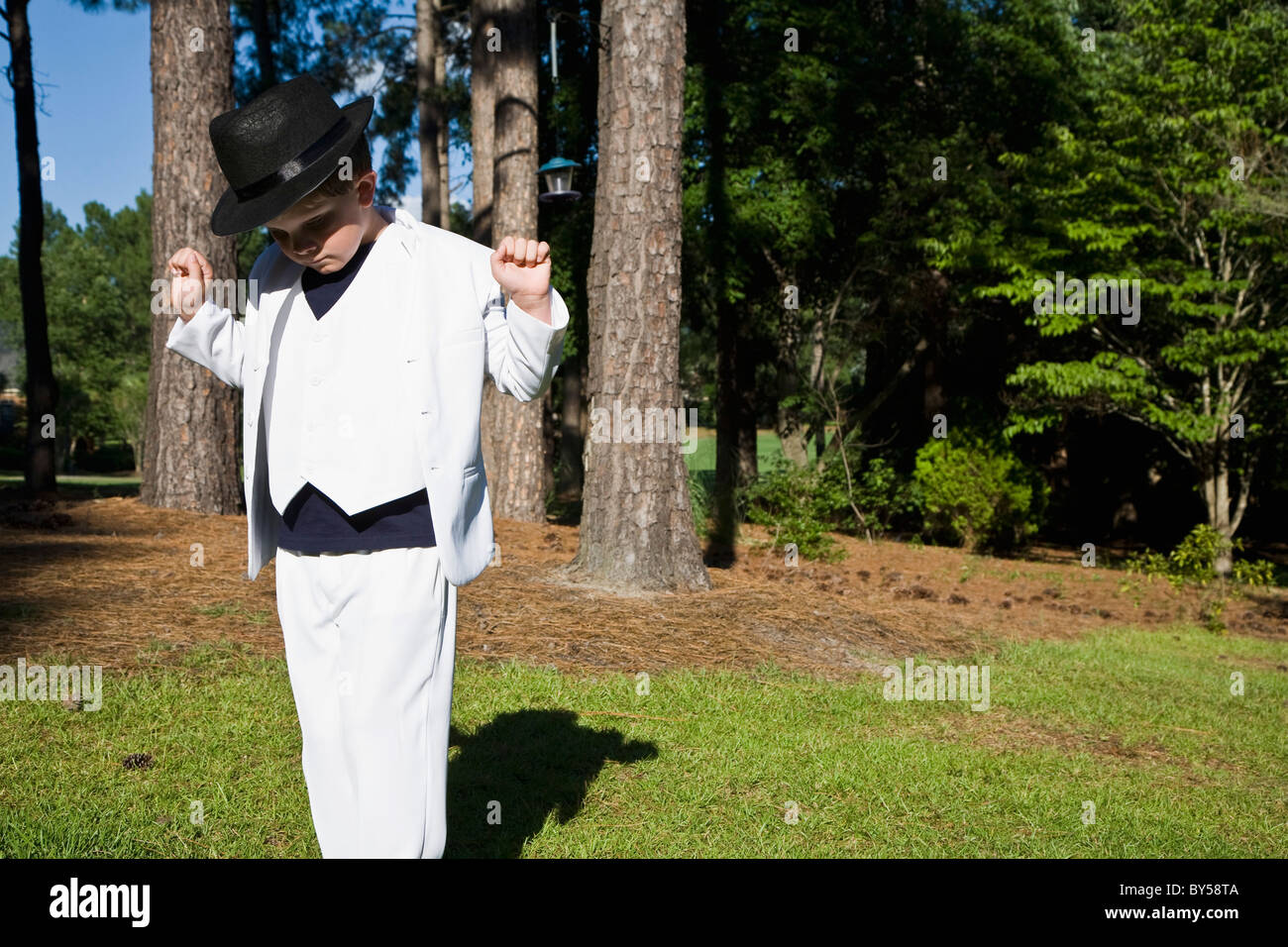 Un giovane ragazzo in un abito bianco ballare come Michael Jackson,  all'aperto Foto stock - Alamy