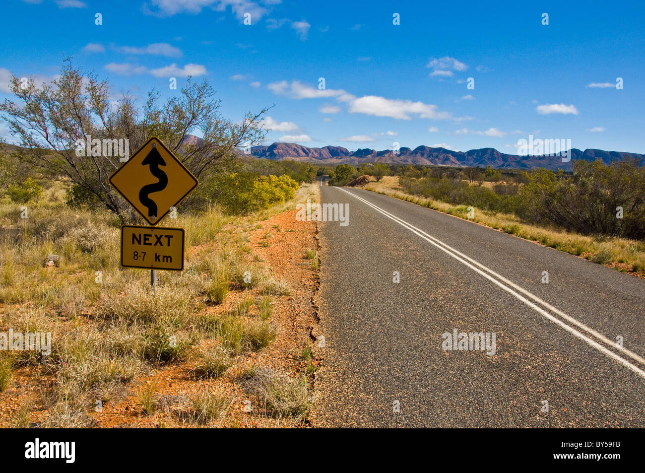 Bush e strada sulla outback, Territorio del Nord Australia Foto Stock