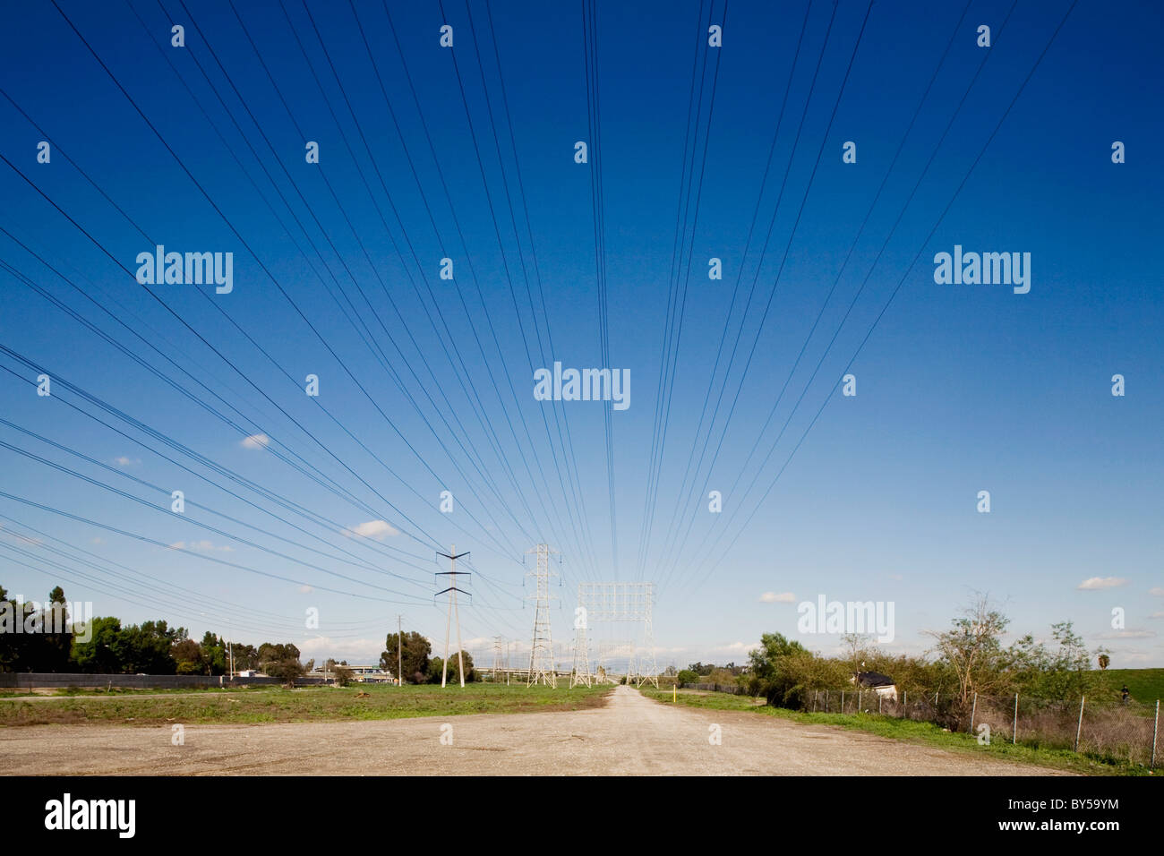 Le linee di alimentazione incontro al punto di fuga Foto Stock