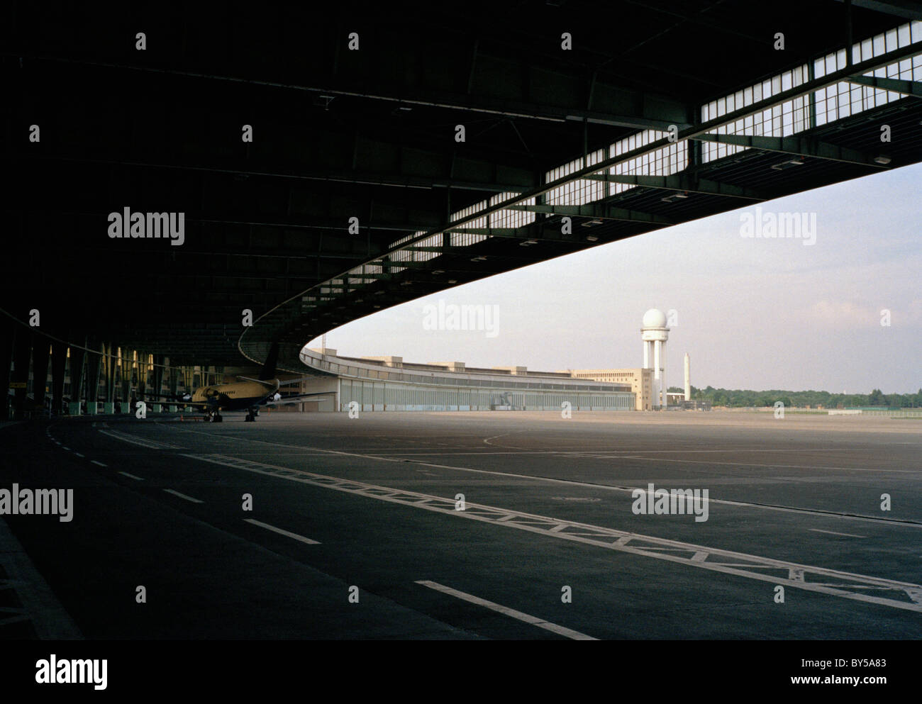 Dettaglio dell'edificio del terminal aeroporto Tempelhof di Berlino, Germania Foto Stock
