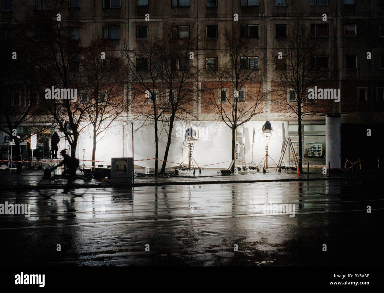 Un film impostato su una strada di città di notte Foto Stock