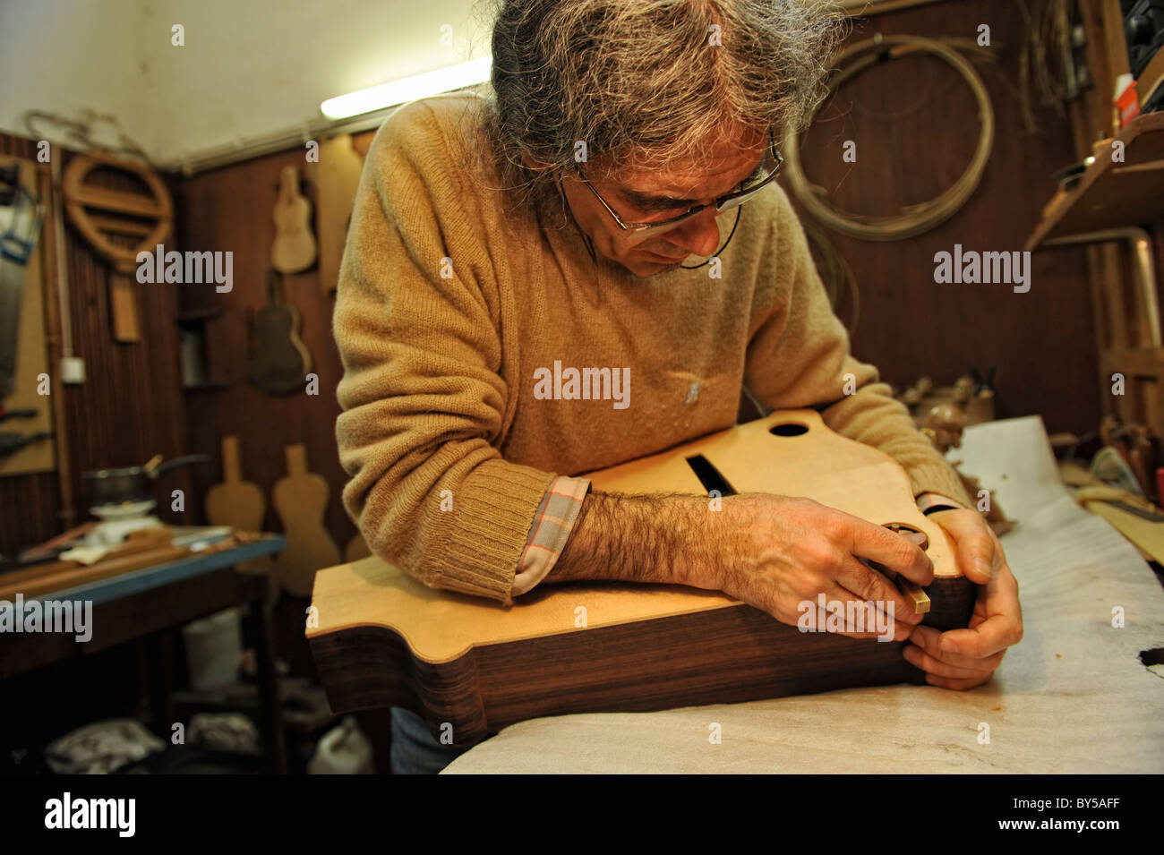 Artigiano portoghese la costruzione di una tradizionale Sanfona strumento musicale nella sua bottega, Portogallo, Europa Foto Stock