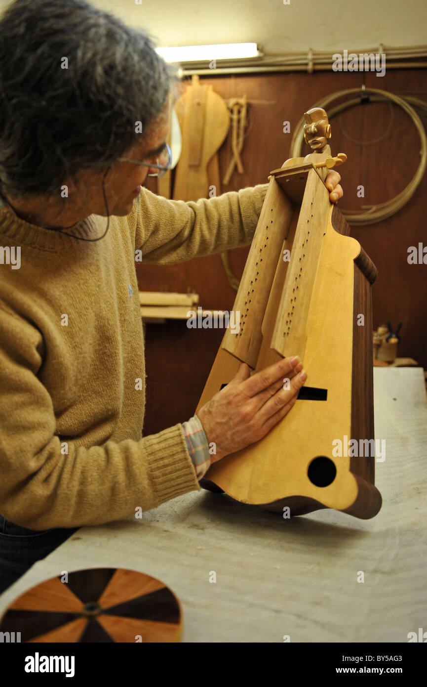 Artigiano portoghese la costruzione di una tradizionale Sanfona strumento musicale nella sua bottega, Portogallo, Europa Foto Stock