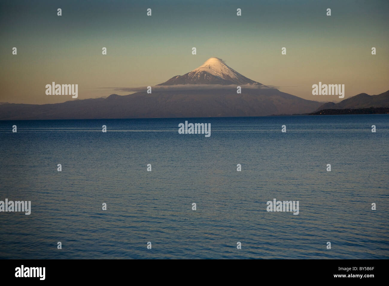 Lago Llanquihue e il vulcano Osorno, Puerto Varas, Cile Foto Stock