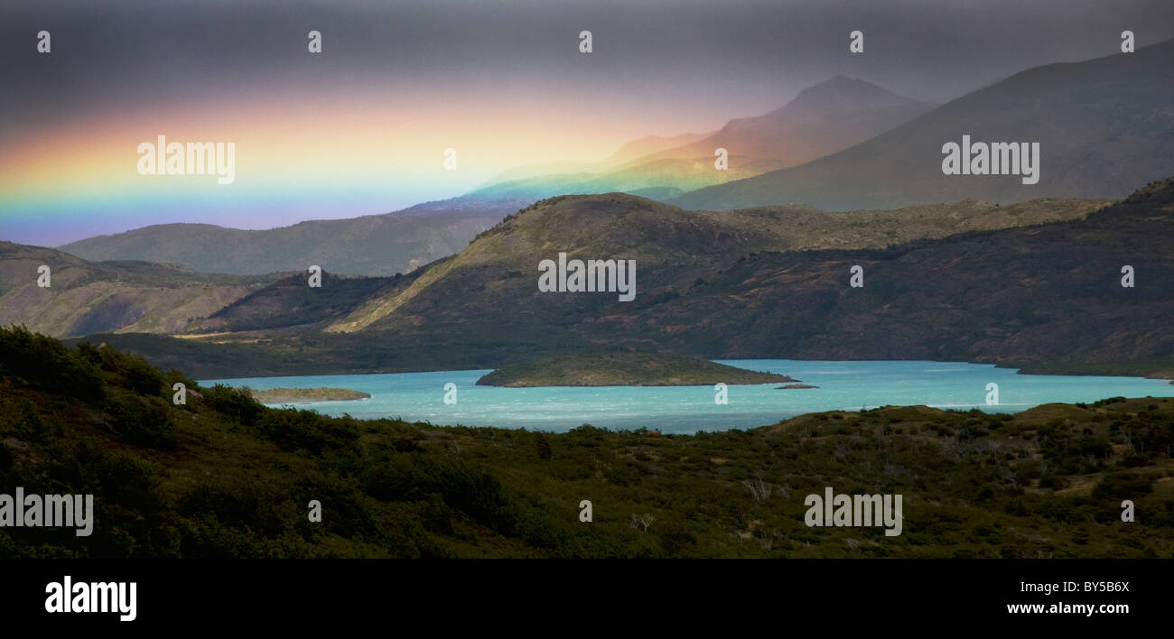 Vista di un arcobaleno sulle montagne e un lago, parco nazionale Torres del Paine, Cile Foto Stock