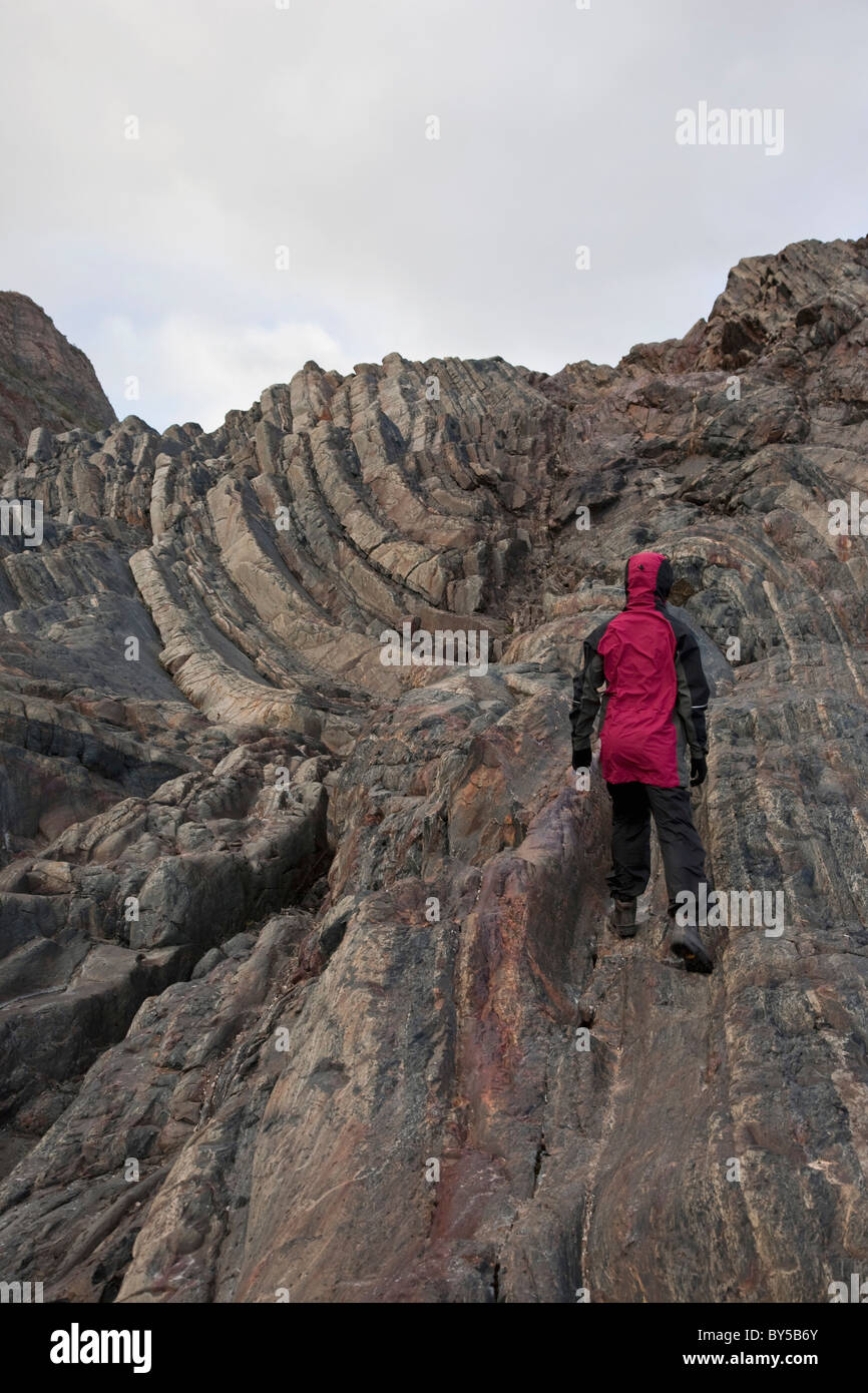 Vista posteriore di una donna escursionismo fino una montagna rocciosa, Parco Nazionale Torres del Paine, Cile Foto Stock