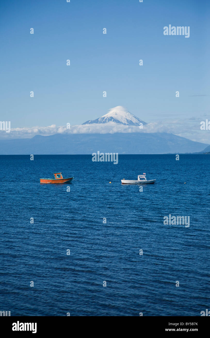 Vista delle barche sul lago Llanquihue e il vulcano Osorno, Puerto Varas, Cile Foto Stock