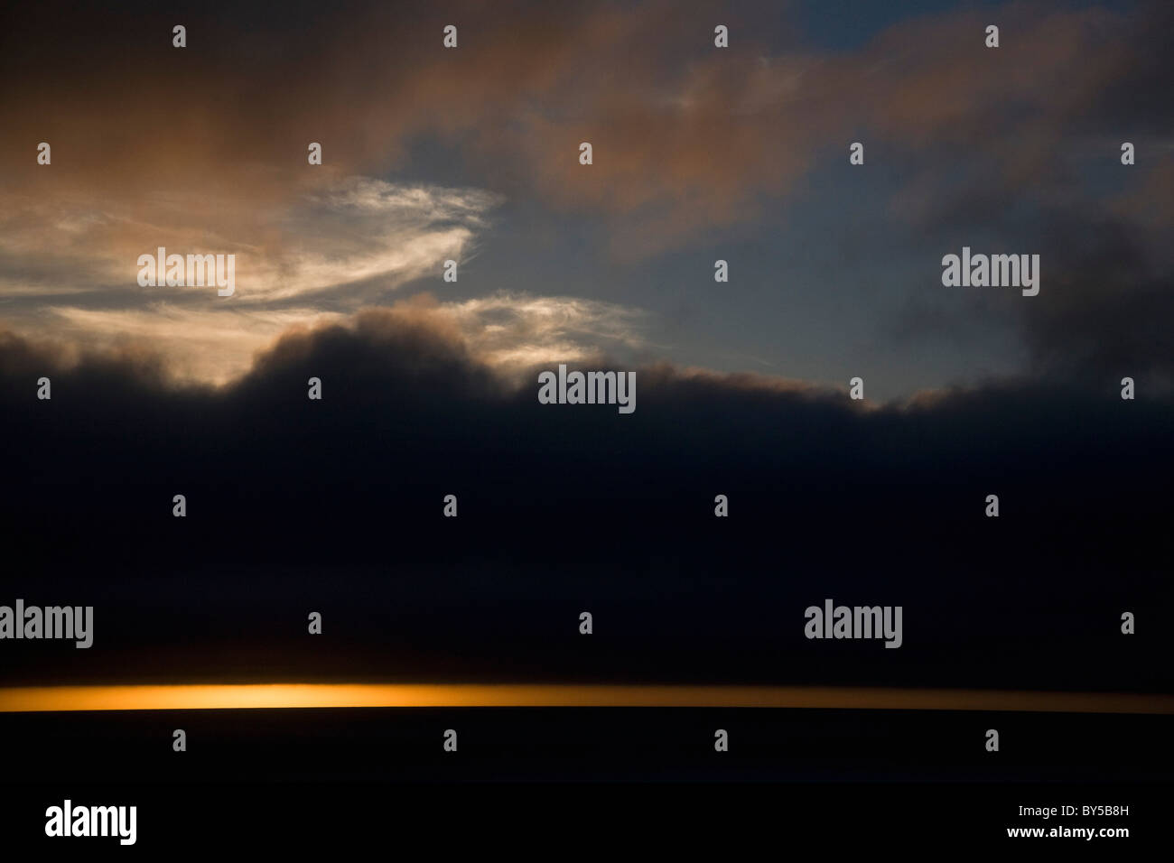 Le nuvole e il cielo sopra il mare al crepuscolo Foto Stock