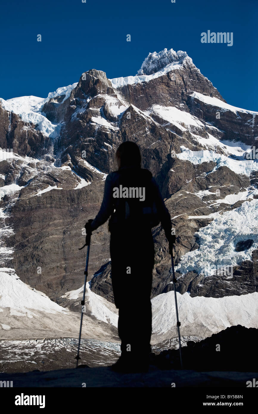 Vista posteriore di una donna alla ricerca di una vista di montagna, parco nazionale Torres del Paine, Cile Foto Stock
