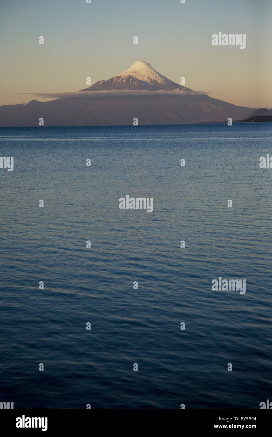Lago Llanquihue e il vulcano Osorno, Puerto Varas, Cile Foto Stock