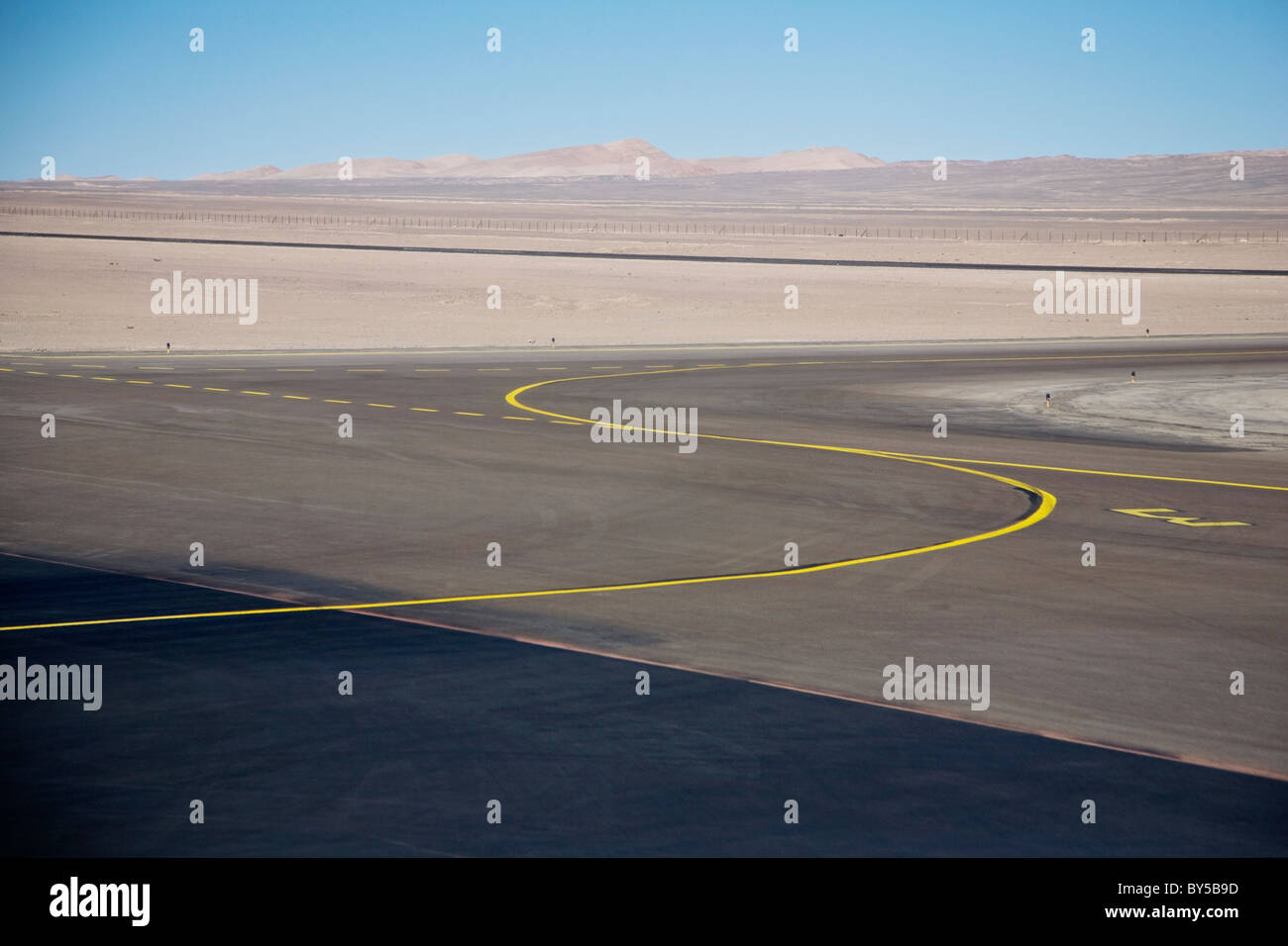 Vista di un aeroporto asfalto nel deserto di Atacama, Cile Foto Stock