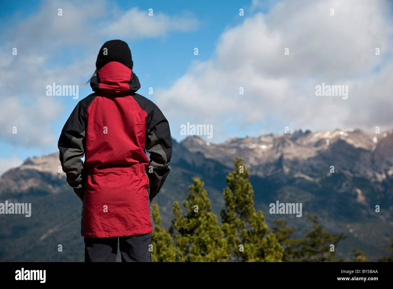 Vista posteriore di una donna alla ricerca di una vista di montagna, Patagonia, Cile Foto Stock