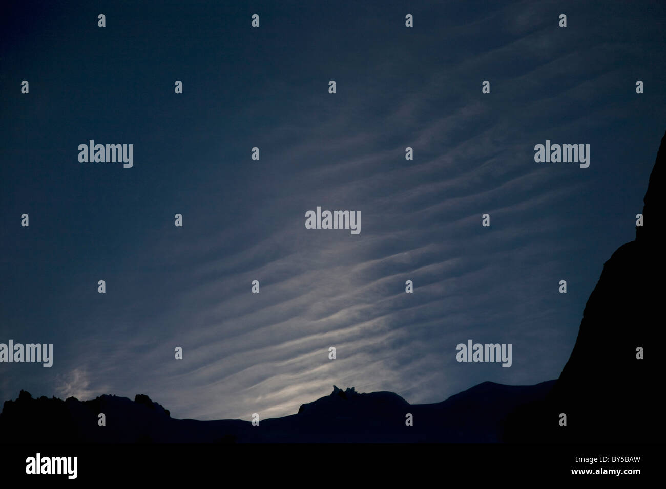 Dettaglio delle montagne di silhouette e nuvole nel cielo, Parco Nazionale Torres del Paine, Cile Foto Stock