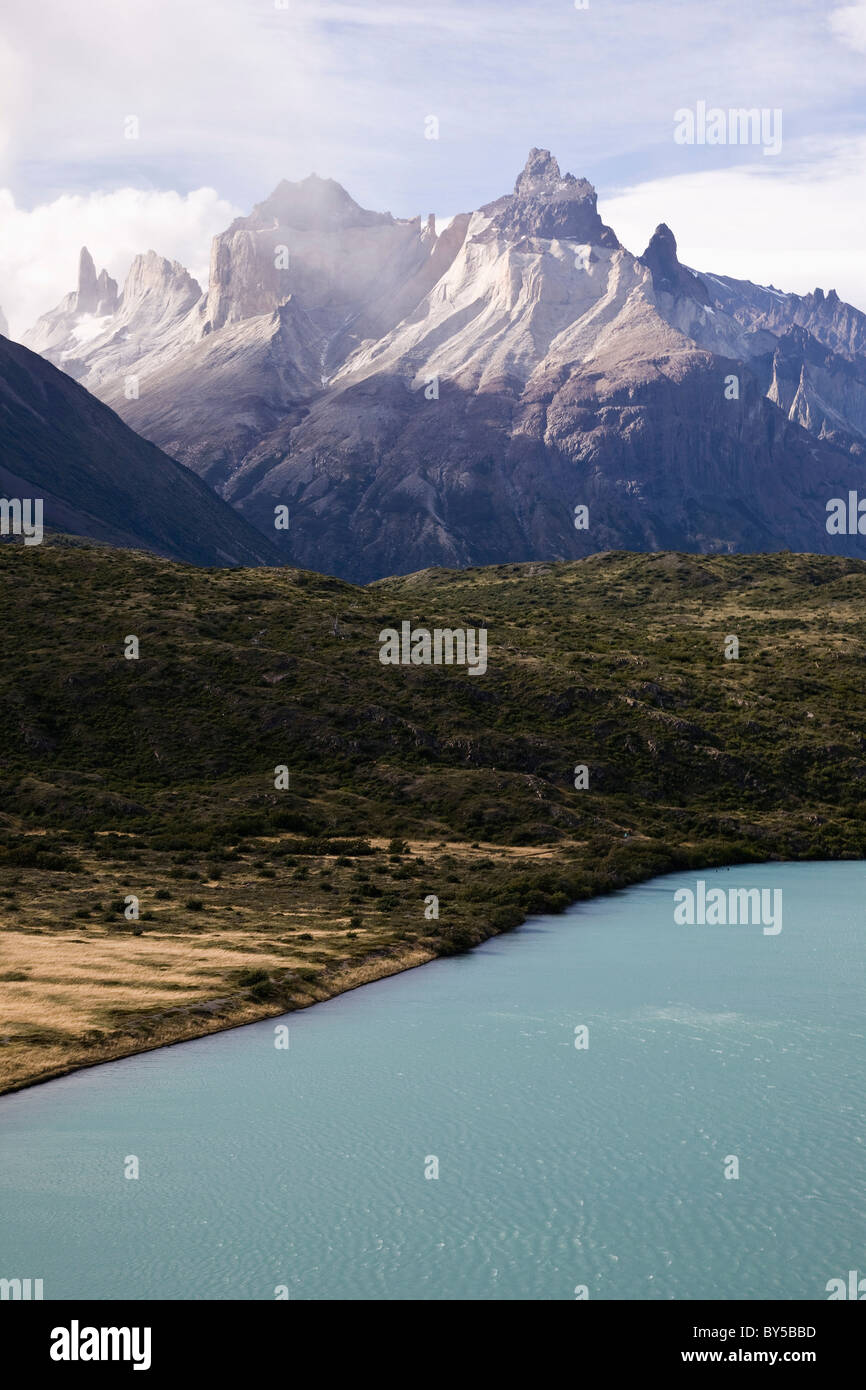 Dettaglio del Lago Pehoe e Cuernos del Paine, Parco Nazionale Torres del Paine, Cile Foto Stock