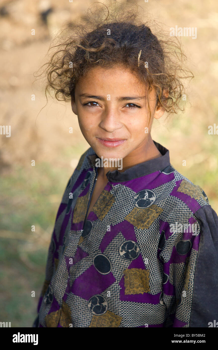 Ragazza giovane nei campi al di fuori di Saqqara, Egitto Foto Stock