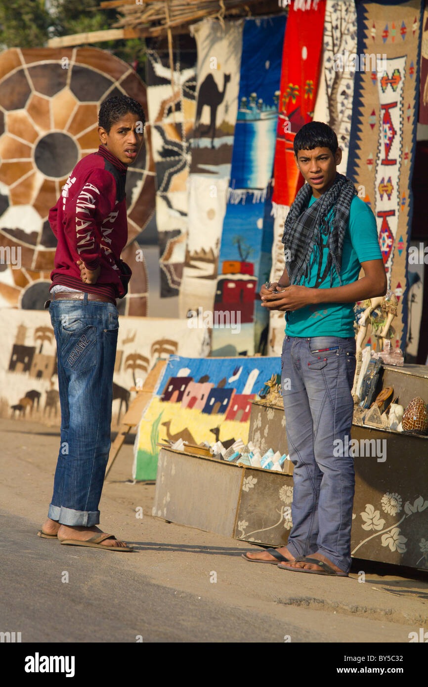 Due ragazzi adolescenti al negozio di tappeti al di fuori di Saqqara, Egitto 2 Foto Stock