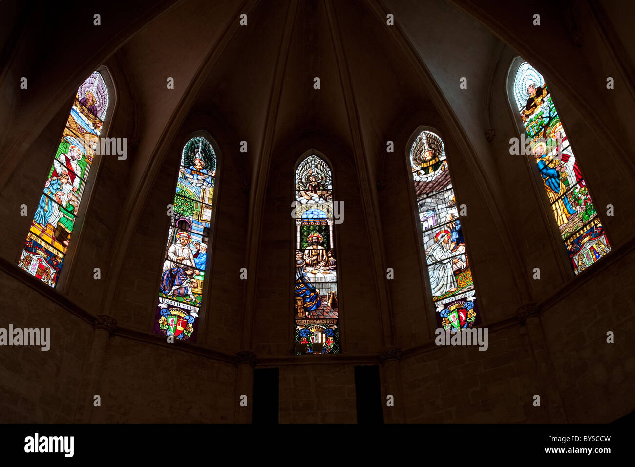 Le finestre di vetro macchiate in Santa Maria la Chiesa Parrocchiale in Sineu, Maiorca, SPAGNA Foto Stock
