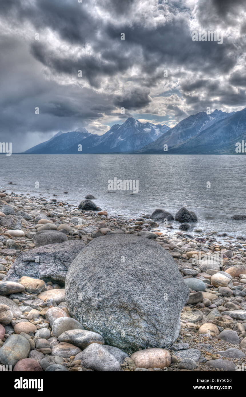 Vista di Tetons dalla costa rocciosa del lago Jackson Foto Stock