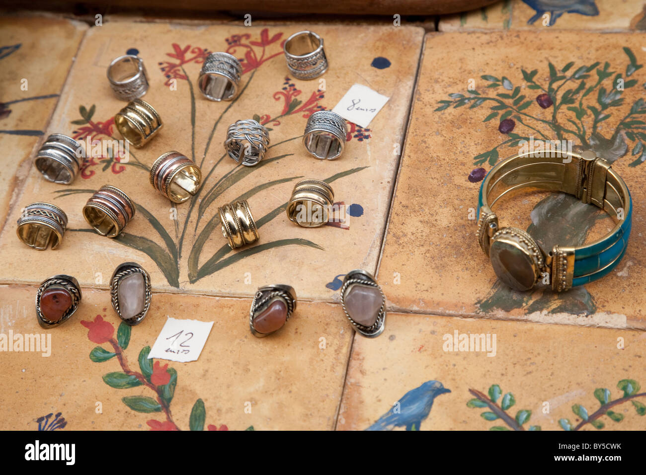 Anelli e bracciale per la vendita nel mercato Sineu a Maiorca, SPAGNA Foto Stock