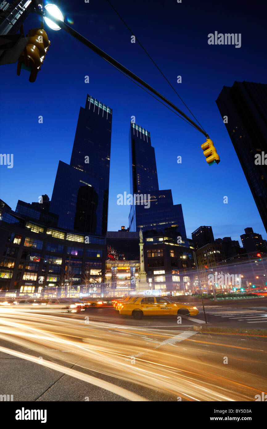 New York, Time Warner Center, Colombo cerchio di notte, macchine che passano con sfocata , correndo luci Foto Stock