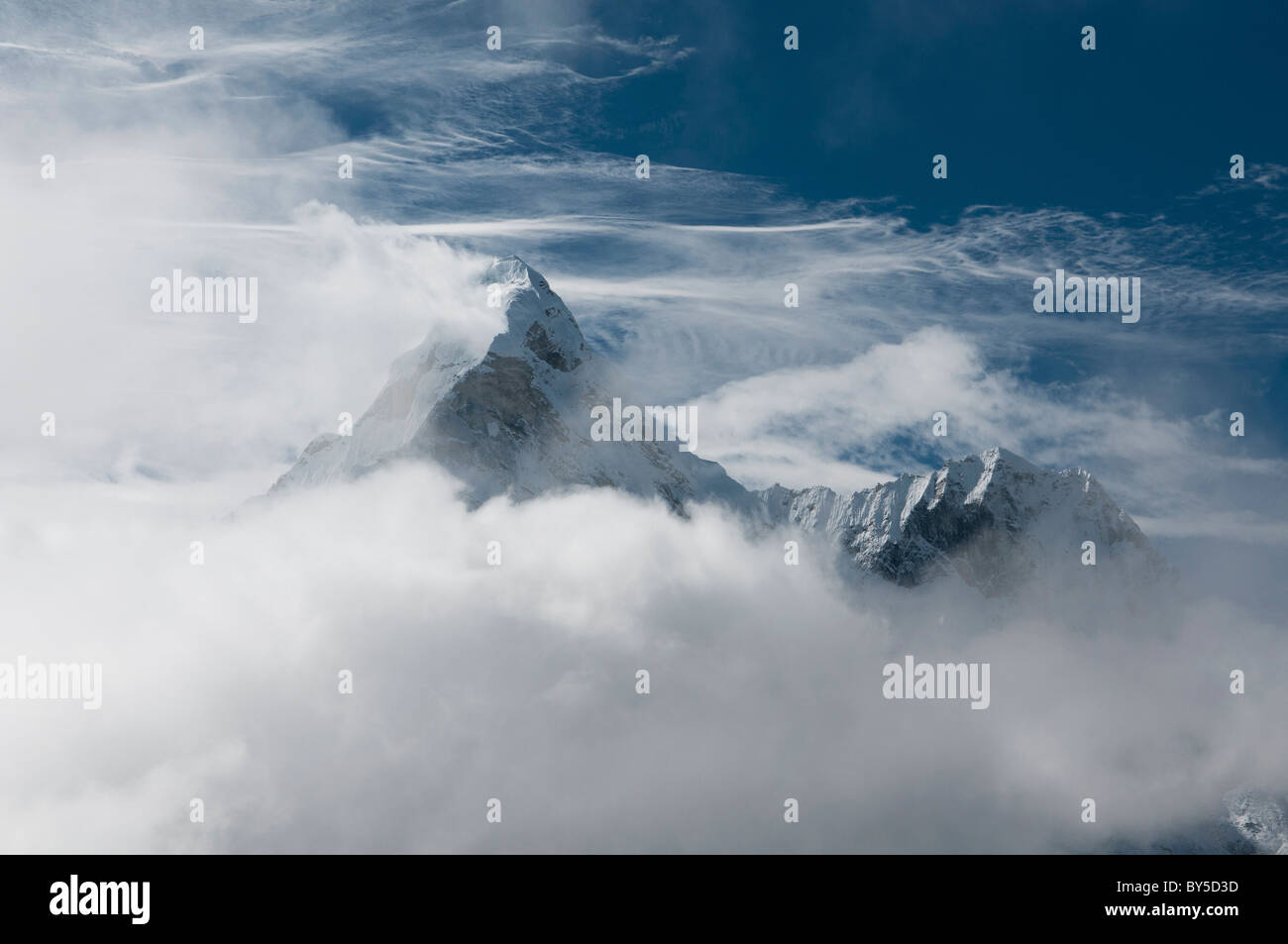 Il possente picco di Ama Dablam nella regione dell Everest del Nepal Foto Stock