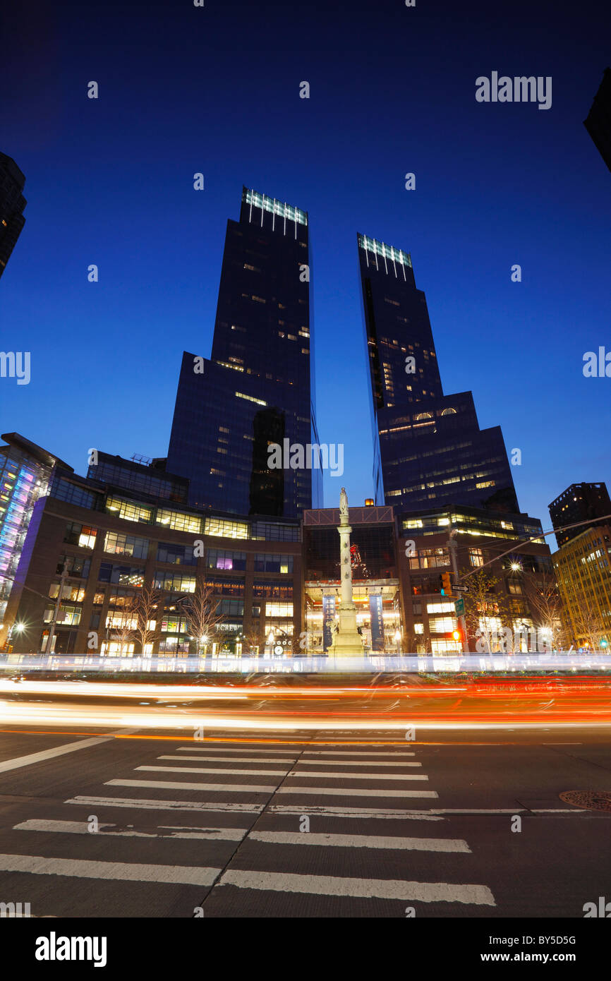 New York, Time Warner Center, Colombo cerchio di notte, macchine che passano con sfocate, luci impetuoso Foto Stock