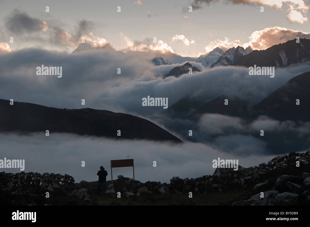 Picchi di nuvole nella regione dell Everest del Nepal Foto Stock
