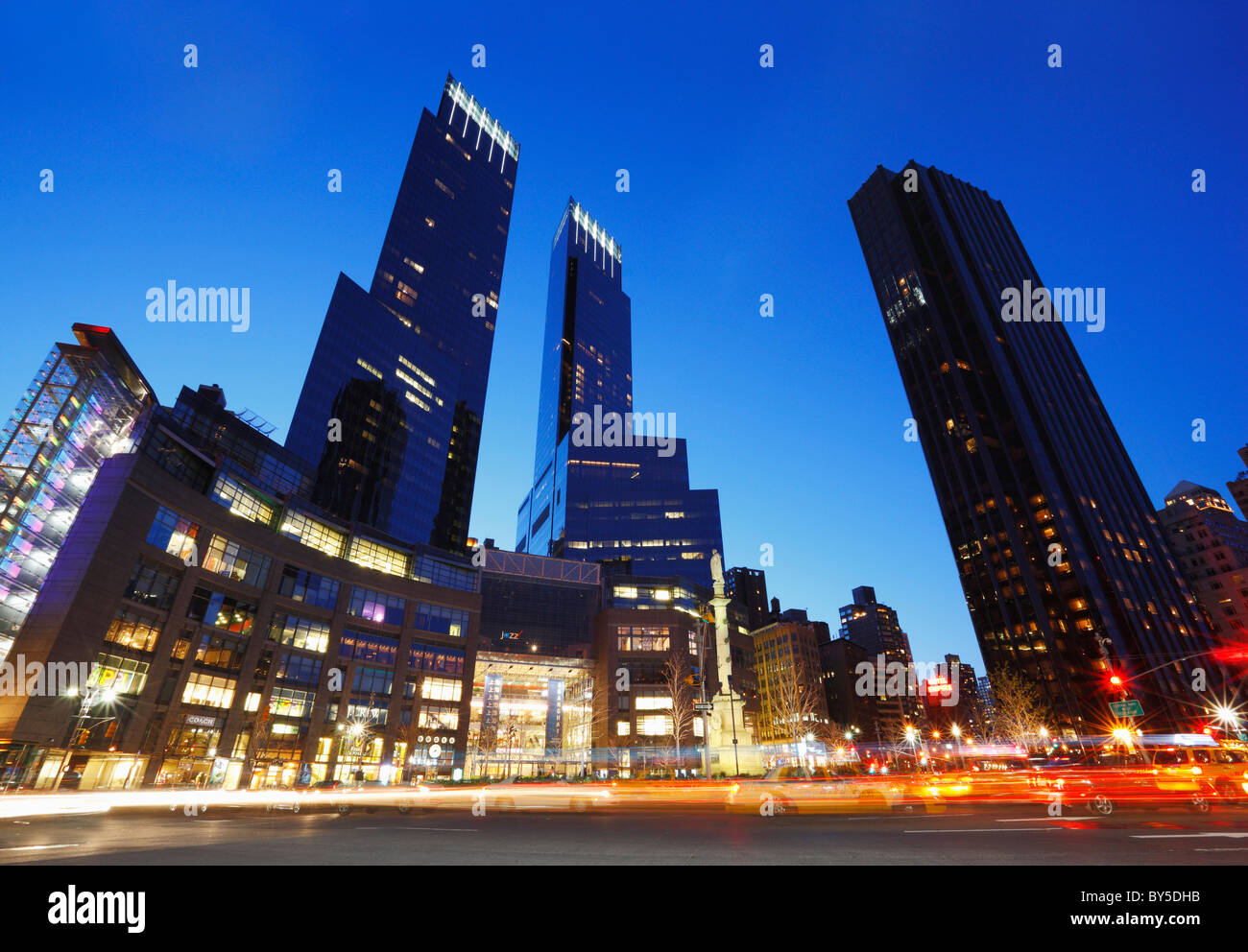 New York, Time Warner Center, Colombo cerchio di notte, macchine che passano con sfocate, luci impetuoso Foto Stock