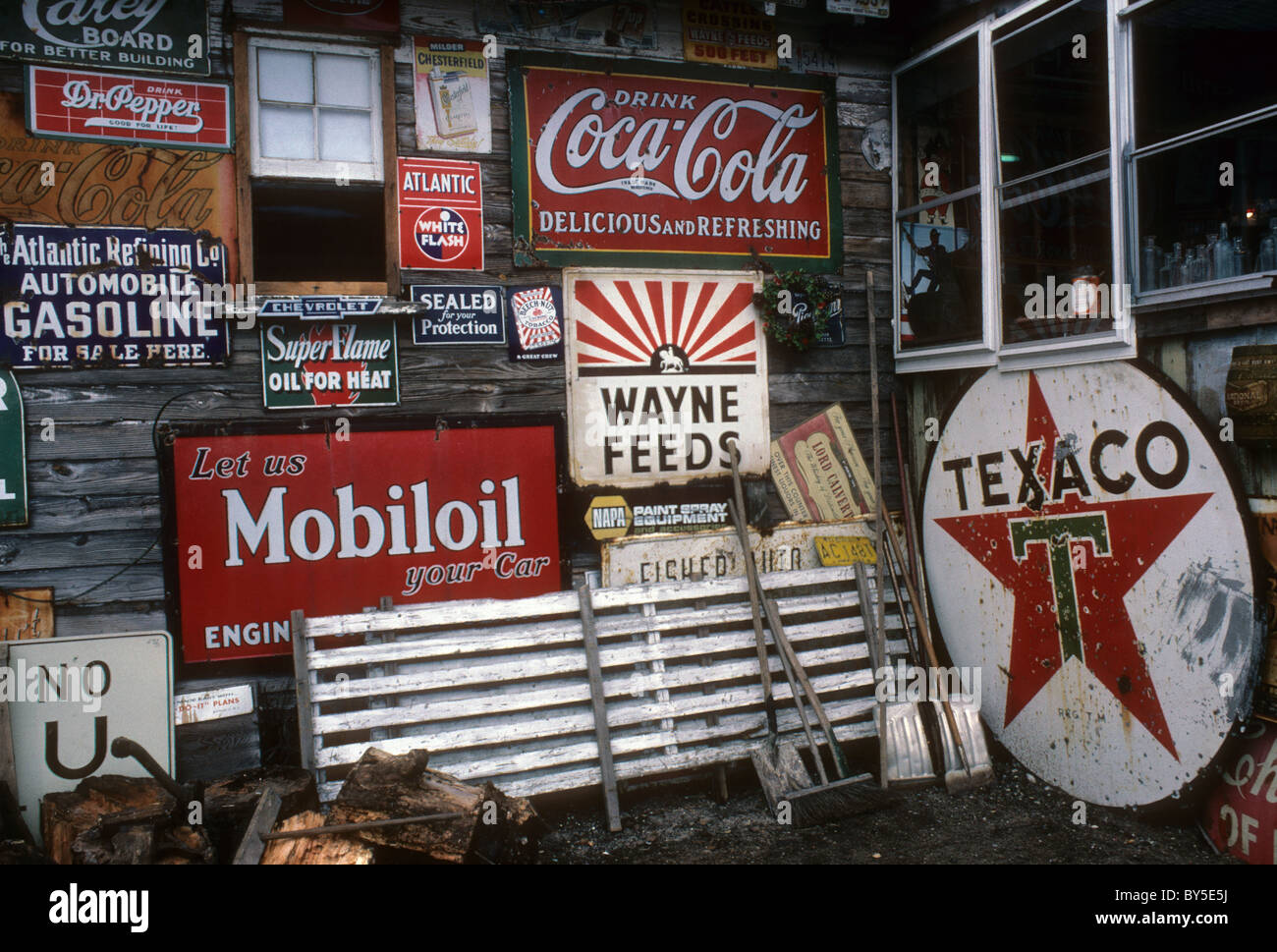 Una collezione di antichi segni in una strada rurale display in Maryland visto in marzo 1987. (© Richard B. Levine) Foto Stock