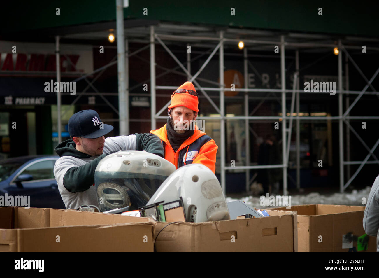 Apparecchiature elettroniche indesiderate sono raccolti in New York in un caso di riciclaggio Foto Stock