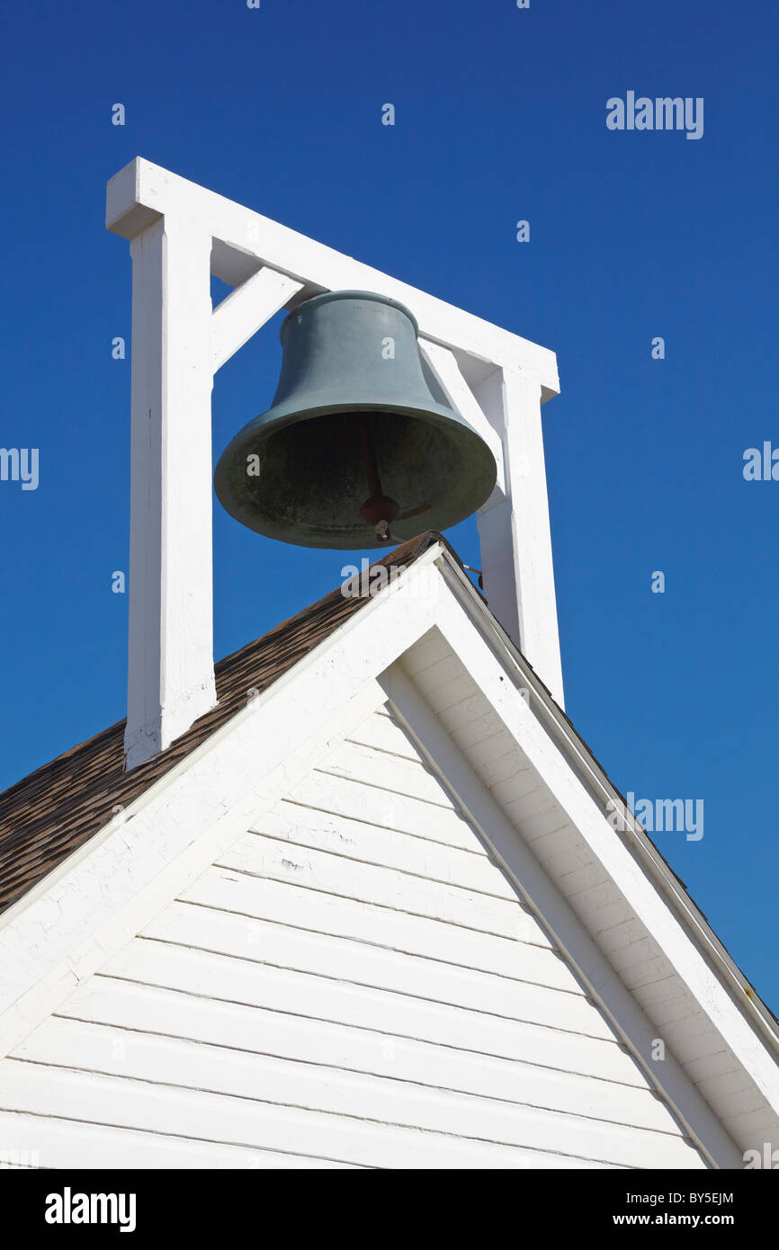 Una vista di dettaglio della campana di ferro sul Cove punto luce antinebbia edificio del segnale. Foto Stock