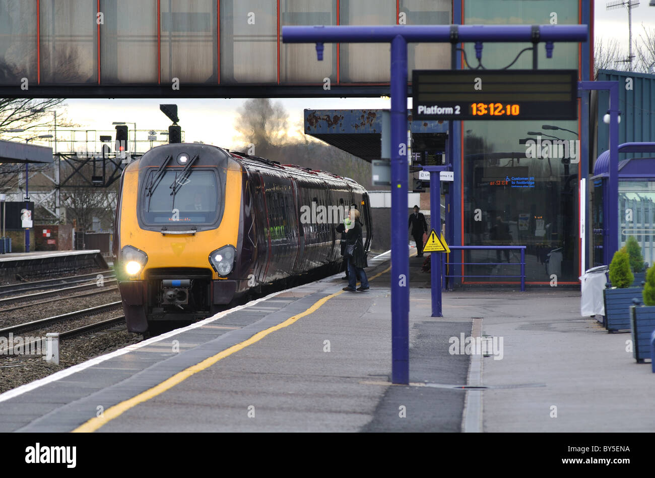 Arriva il Cross Country Voyager con il treno alla stazione di Oxford, Regno Unito Foto Stock