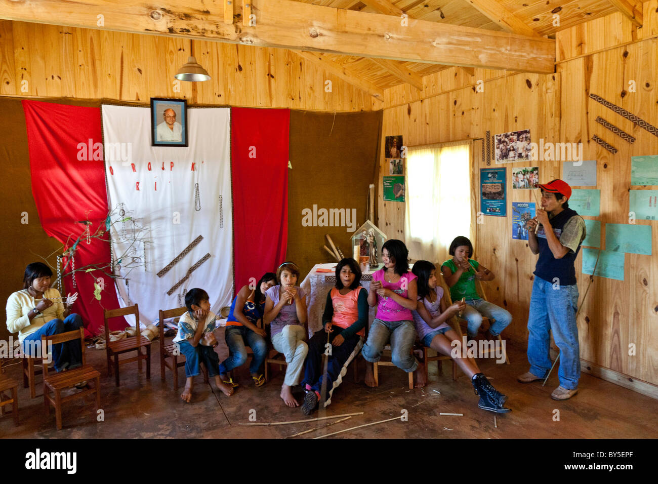 I bambini e gli strumenti presso la scuola multilingue in Katupyry villaggio nei pressi di San Ignacio, Misiones, Argentina. Foto Stock